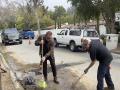 Watch: Arnold Schwarzenegger fixes a giant pothole in LA, netizens impressed - Hindi News | Watch: Arnold Schwarzenegger fixes a giant pothole in LA, netizens impressed | Latest entertainment News at Lokmattimes.com