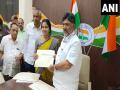DK Shivakumar distributes 'B' form to Congress candidates for Karnataka polls - Hindi News | DK Shivakumar distributes 'B' form to Congress candidates for Karnataka polls | Latest politics News at Lokmattimes.com