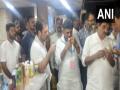 Amid row over Amul's entry in Karnataka, Rahul Gandhi visits Nandini Milk parlour in Bengaluru - Hindi News | Amid row over Amul's entry in Karnataka, Rahul Gandhi visits Nandini Milk parlour in Bengaluru | Latest politics News at Lokmattimes.com