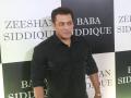 Salman Khan slays in pathani suit at Baba Siddique's Iftaar party - Hindi News | Salman Khan slays in pathani suit at Baba Siddique's Iftaar party | Latest entertainment News at Lokmattimes.com