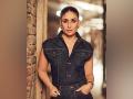 Kareena Kapoor Khan poses for selfie in Mumbai traffic - Hindi News | Kareena Kapoor Khan poses for selfie in Mumbai traffic | Latest entertainment News at Lokmattimes.com