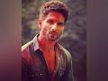 "Elon, tu wahi ruk main aaraha hu": Shahid Kapoor reacts to losing Twitter blue tick in 'Kabir Singh' way - Hindi News | "Elon, tu wahi ruk main aaraha hu": Shahid Kapoor reacts to losing Twitter blue tick in 'Kabir Singh' way | Latest entertainment News at Lokmattimes.com