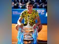 Carlos Alcaraz brushes past Stefanos Tsitsipas to clinch Barcelona Open crown - Hindi News | Carlos Alcaraz brushes past Stefanos Tsitsipas to clinch Barcelona Open crown | Latest tennis News at Lokmattimes.com