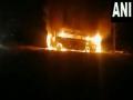 Bus catches fire on Mumbai-Ahmedabad highway, no casualty reported - Hindi News | Bus catches fire on Mumbai-Ahmedabad highway, no casualty reported | Latest national News at Lokmattimes.com