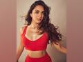 Kiara Advani raises temperature in blue swimwear, check out - Hindi News | Kiara Advani raises temperature in blue swimwear, check out | Latest entertainment News at Lokmattimes.com