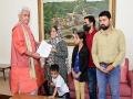 J-K: L-G Sinha hands over appointment letter to widow of Kashmiri Pandit killed in terror attack - Hindi News | J-K: L-G Sinha hands over appointment letter to widow of Kashmiri Pandit killed in terror attack | Latest national News at Lokmattimes.com