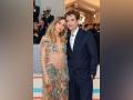 Robert Pattinson and Suki Waterhouse make their Met Gala couple debut, kiss on red carpet - Hindi News | Robert Pattinson and Suki Waterhouse make their Met Gala couple debut, kiss on red carpet | Latest entertainment News at Lokmattimes.com