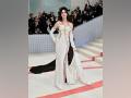 Anne Hathaway looks bold in white tweed gown held together by gold safety pins - Hindi News | Anne Hathaway looks bold in white tweed gown held together by gold safety pins | Latest entertainment News at Lokmattimes.com