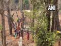 Maharashtra: Tribals of Bordhapada village walk 2 km to fetch water - Hindi News | Maharashtra: Tribals of Bordhapada village walk 2 km to fetch water | Latest national News at Lokmattimes.com