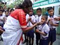President Murmu gets down from vehicle midway, gives chocolates to children in Odisha - Hindi News | President Murmu gets down from vehicle midway, gives chocolates to children in Odisha | Latest national News at Lokmattimes.com