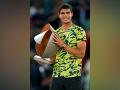 Carlos Alcaraz defends his Madrid Open crown after win over Jan-Lennard Struff - Hindi News | Carlos Alcaraz defends his Madrid Open crown after win over Jan-Lennard Struff | Latest tennis News at Lokmattimes.com