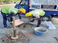 Youth take initiative to fix potholes, saving lives in Downtown Srinagar - Hindi News | Youth take initiative to fix potholes, saving lives in Downtown Srinagar | Latest national News at Lokmattimes.com