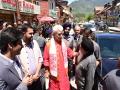 J-K LG interacts with residents, tourists, shopkeepers at Pahalgam's main market - Hindi News | J-K LG interacts with residents, tourists, shopkeepers at Pahalgam's main market | Latest national News at Lokmattimes.com