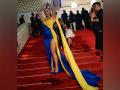 Woman draped in 'Ukrainian colours' pours fake blood on herself at Cannes red carpet - Hindi News | Woman draped in 'Ukrainian colours' pours fake blood on herself at Cannes red carpet | Latest entertainment News at Lokmattimes.com