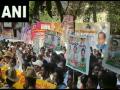 K'taka: Cong MLA Sudhakar's supporters protest outside CM Siddaramaiah's residence demanding ministerial post - Hindi News | K'taka: Cong MLA Sudhakar's supporters protest outside CM Siddaramaiah's residence demanding ministerial post | Latest national News at Lokmattimes.com