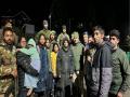 J-K police rescues tourist family stuck in Gulmarg's Kangdoori area - Hindi News | J-K police rescues tourist family stuck in Gulmarg's Kangdoori area | Latest national News at Lokmattimes.com