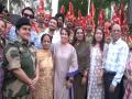 Oscar-winning producer Guneet Monga visits international border in Jammu, attends beating retreat ceremony - Hindi News | Oscar-winning producer Guneet Monga visits international border in Jammu, attends beating retreat ceremony | Latest entertainment News at Lokmattimes.com