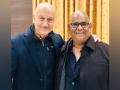 Anupam Kher spends time with Satish Kaushik's family, netizens laud the actor - Hindi News | Anupam Kher spends time with Satish Kaushik's family, netizens laud the actor | Latest entertainment News at Lokmattimes.com