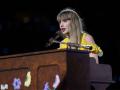 Taylor Swift Kicks Off Pride Month with 'They are loving who they want to love' Speech at Chicago Concert - Hindi News | Taylor Swift Kicks Off Pride Month with 'They are loving who they want to love' Speech at Chicago Concert | Latest entertainment News at Lokmattimes.com