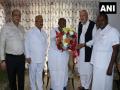 NC leader Farooq Abdullah meets former PM Deve Gowda in Bengaluru - Hindi News | NC leader Farooq Abdullah meets former PM Deve Gowda in Bengaluru | Latest national News at Lokmattimes.com