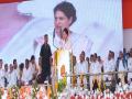 Congress leader Priyanka Gandhi announces 5 guarantees for people of MP during election campaign launch in Jabalpur - Hindi News | Congress leader Priyanka Gandhi announces 5 guarantees for people of MP during election campaign launch in Jabalpur | Latest politics News at Lokmattimes.com