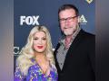 Tori Spelling, Dean McDermott splits after 17 years of marriage - Hindi News | Tori Spelling, Dean McDermott splits after 17 years of marriage | Latest entertainment News at Lokmattimes.com