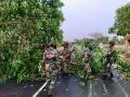 Cyclone Biparjoy: Indian Army's relief columns assist in removing fallen trees, electricity poles at Gujarat's Bhachau - Hindi News | Cyclone Biparjoy: Indian Army's relief columns assist in removing fallen trees, electricity poles at Gujarat's Bhachau | Latest national News at Lokmattimes.com