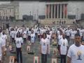 People perform yoga at Trafalgar Square in London - Hindi News | People perform yoga at Trafalgar Square in London | Latest international News at Lokmattimes.com