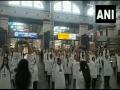 International Yoga Day: Passengers, railway employees perform Yoga at Mumbai Central Station - Hindi News | International Yoga Day: Passengers, railway employees perform Yoga at Mumbai Central Station | Latest national News at Lokmattimes.com