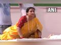 Mumbai: BJP's Chitra Wag performs yoga donning Marathi 'Nauwari Saree' - Hindi News | Mumbai: BJP's Chitra Wag performs yoga donning Marathi 'Nauwari Saree' | Latest national News at Lokmattimes.com
