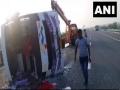 UP: Bus overturns at Agra-Lucknow Expressway, several injured - Hindi News | UP: Bus overturns at Agra-Lucknow Expressway, several injured | Latest national News at Lokmattimes.com