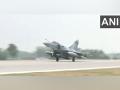 IAF emergency exercise of fighter jets, transport aircraft held on Purvanchal expressway airstrip - Hindi News | IAF emergency exercise of fighter jets, transport aircraft held on Purvanchal expressway airstrip | Latest national News at Lokmattimes.com