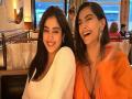 Kapoor Cousins, Janhvi, Sonam, Rhea vacationing in London, see pics - Hindi News | Kapoor Cousins, Janhvi, Sonam, Rhea vacationing in London, see pics | Latest entertainment News at Lokmattimes.com
