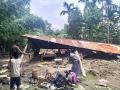 Assam: Local people in Bajali district take shelter on embankments amid heavy flood - Hindi News | Assam: Local people in Bajali district take shelter on embankments amid heavy flood | Latest national News at Lokmattimes.com