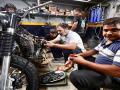 Cong leader Rahul Gandhi visits motorcycle mechanics' workshop in Delhi's Karol Bagh - Hindi News | Cong leader Rahul Gandhi visits motorcycle mechanics' workshop in Delhi's Karol Bagh | Latest national News at Lokmattimes.com