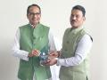 MP: Water Resources Minister Tulsiram Silawat hands over National Water Award to CM Chouhan - Hindi News | MP: Water Resources Minister Tulsiram Silawat hands over National Water Award to CM Chouhan | Latest national News at Lokmattimes.com
