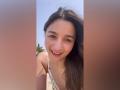 Alia Bhatt singing 'Tum Kya Mile' on beach will make you fall in love - Hindi News | Alia Bhatt singing 'Tum Kya Mile' on beach will make you fall in love | Latest entertainment News at Lokmattimes.com