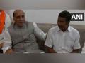 Chhattisgarh: Defence Minister Rajnath Singh meets wood carving exponent and Padma Shri recipient Ajay Mandavi - Hindi News | Chhattisgarh: Defence Minister Rajnath Singh meets wood carving exponent and Padma Shri recipient Ajay Mandavi | Latest politics News at Lokmattimes.com