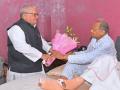 Rajasthan Governor Kalraj Mishra visits CM Gehlot after latter's foot injury - Hindi News | Rajasthan Governor Kalraj Mishra visits CM Gehlot after latter's foot injury | Latest politics News at Lokmattimes.com