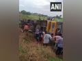 15 students injured after school bus overturns in Andhra Pradesh - Hindi News | 15 students injured after school bus overturns in Andhra Pradesh | Latest national News at Lokmattimes.com