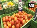 Tomatoes out of commoners' reach in India; selling at over Rs 100 - Hindi News | Tomatoes out of commoners' reach in India; selling at over Rs 100 | Latest business News at Lokmattimes.com