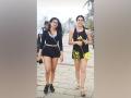 Sara Ali Khan walks at Bandstand, rides home in auto-rickshaw with Tanya Ghavri - Hindi News | Sara Ali Khan walks at Bandstand, rides home in auto-rickshaw with Tanya Ghavri | Latest entertainment News at Lokmattimes.com