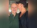 Akshay Kumar plants a kiss on Anupam Kher's forehead - Hindi News | Akshay Kumar plants a kiss on Anupam Kher's forehead | Latest entertainment News at Lokmattimes.com