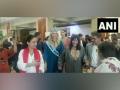 Miss World Karolina Bielawska explores Kashmiri handicrafts, art - Hindi News | Miss World Karolina Bielawska explores Kashmiri handicrafts, art | Latest entertainment News at Lokmattimes.com