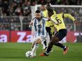 Lionel Messi helps Argentina secure 1-0 win over Ecuador in WC Qualifier - Hindi News | Lionel Messi helps Argentina secure 1-0 win over Ecuador in WC Qualifier | Latest football News at Lokmattimes.com