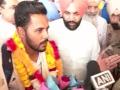 Indian men's hockey receives grand welcome at Amritsar airport after winning gold at Asian Games - Hindi News | Indian men's hockey receives grand welcome at Amritsar airport after winning gold at Asian Games | Latest hockey News at Lokmattimes.com