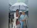 Couple Goals: Amitabh Bachchan Holds Umbrella for Wife Jaya Bachchan (See Pic) - Hindi News | Couple Goals: Amitabh Bachchan Holds Umbrella for Wife Jaya Bachchan (See Pic) | Latest entertainment News at Lokmattimes.com
