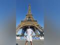Stalwart goalkeeper PR Sreejesh poses with Olympic bronze medal in front of Eiffel Tower - Hindi News | Stalwart goalkeeper PR Sreejesh poses with Olympic bronze medal in front of Eiffel Tower | Latest hockey News at Lokmattimes.com