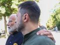 PM Narendra Modi Greets Ukraine President Zelenskyy with Hug in Kyiv; Pays Tribute at Mahatma Gandhi Memorial Ahead of Talks (Watch Video) - Hindi News | PM Narendra Modi Greets Ukraine President Zelenskyy with Hug in Kyiv; Pays Tribute at Mahatma Gandhi Memorial Ahead of Talks (Watch Video) | Latest international News at Lokmattimes.com