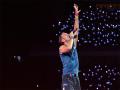 Coldplay Mumbai Concert: Chris Martin Says ‘Jai Shri Ram’ As He Notices Fan’s Poster (Watch Video) - Hindi News | Coldplay Mumbai Concert: Chris Martin Says ‘Jai Shri Ram’ As He Notices Fan’s Poster (Watch Video) | Latest entertainment News at Lokmattimes.com
